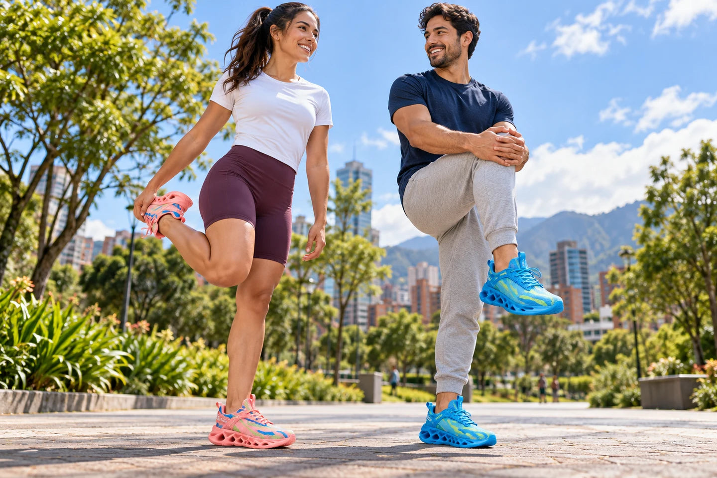 Mujer con licra corta y tenis rosados junto a hombre con sudadera y tenis azules haciendo ejercicio, escena ilustrativa