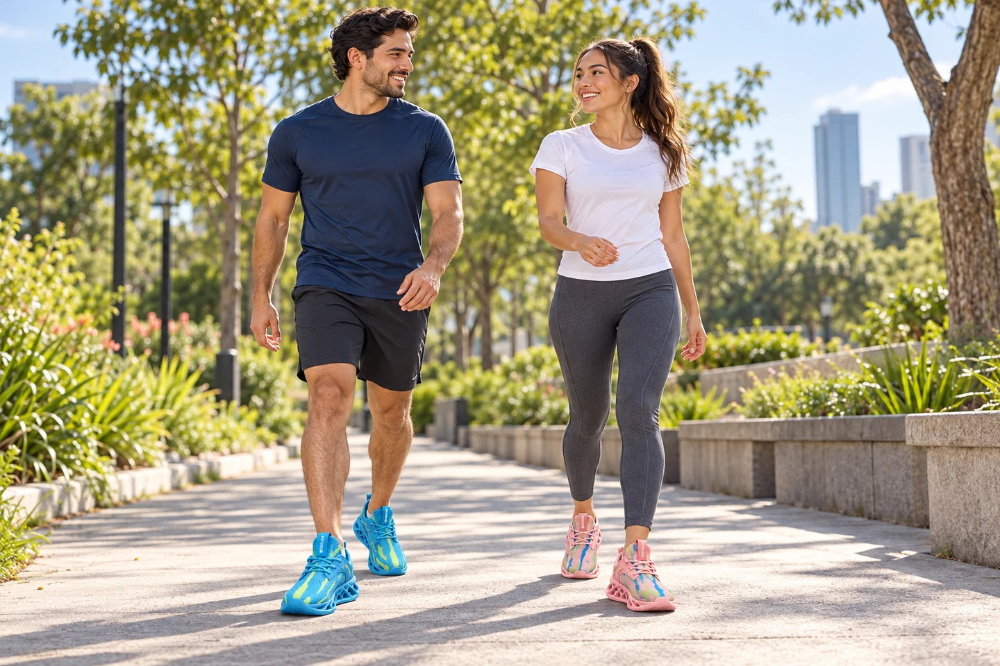Escena ilustrativa de una pareja caminando después de hacer ejercicio con tenis EVA azul y rosado