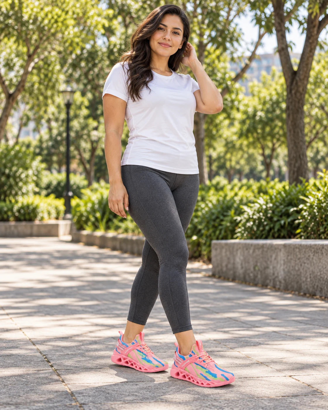 Mujer con licra deportiva y tenis EVA rosados al aire libre, escena ilustrativa